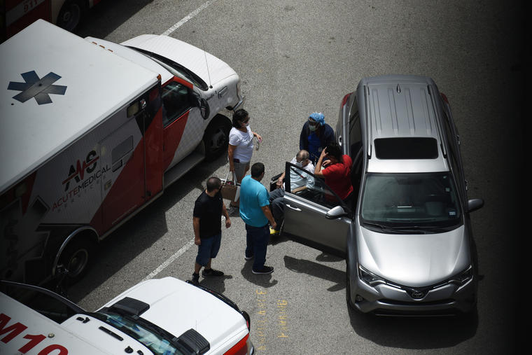 Una enfermera recoge a un paciente en el parking del Hospital Metodista de Houston