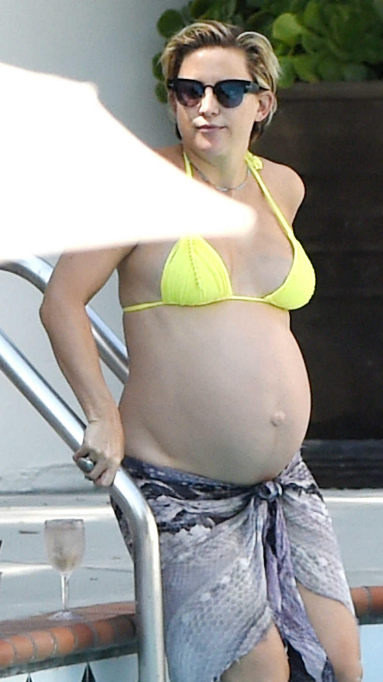 léxico Aumentar entrega a domicilio Kate Hudson muestra su embarazo en sexy bikini amarillo (FOTOS)