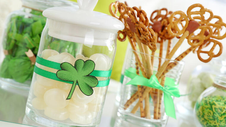 Envases con dulces decorados con motivo de St Patricks