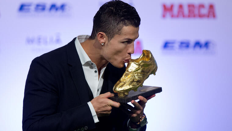 El futbolista Cristiano Ronaldo besa la Bota de Oro tras haberla recibido. Es la tercera que recibe como el jugador europeo con más goles