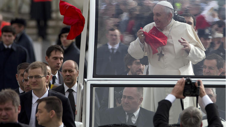 El Papa Francisco recive una pañoleta roja de un fiel mientras se dirige a su audiancia general en la PLaza de San Pedro