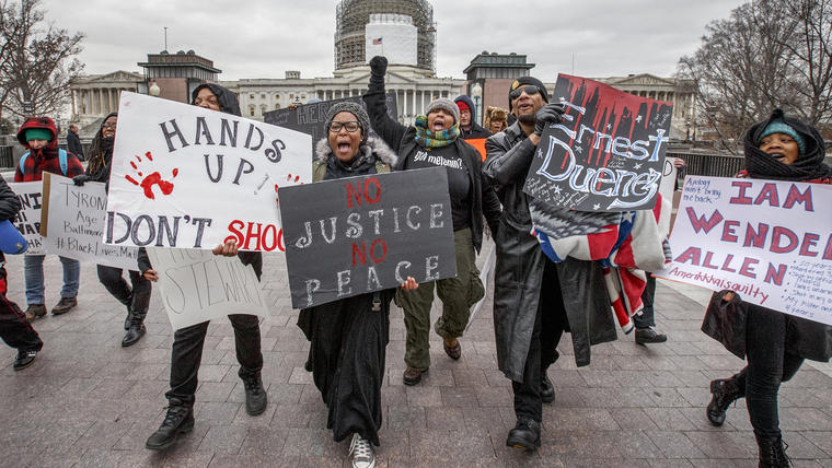 Manifestantes marchan frente al capitolio en Washington por las recientes muertes de hombres negros desarmados a manos de la policía. (Foto: J. Scott Applewhite/AP)