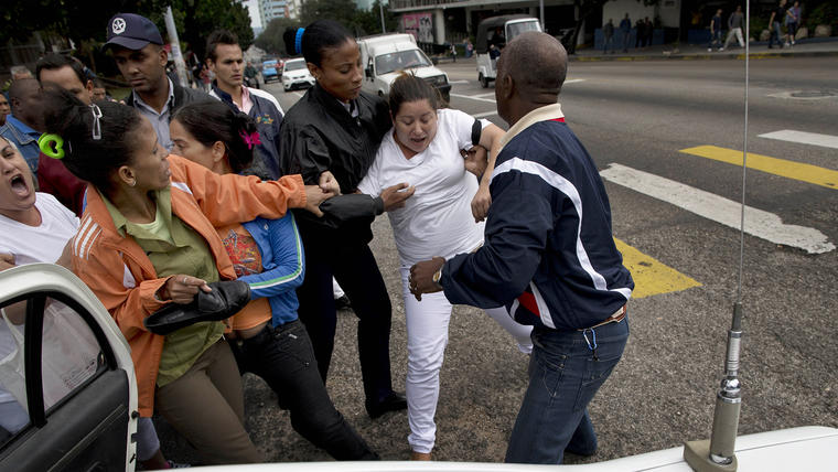 Una disidente cubana es detenida por oficiales de seguridad antes del inicio de una manifestación por el Día Internacional de los Derechos Humanos en La Habana, Cuba, el miércoles 10 de diciembre de 2014. (Foto: AP/Ramon Espinosa)