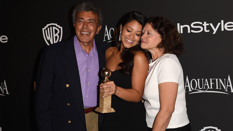 Gina Rodriguez y sus padres.