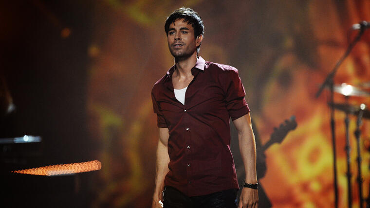 Enrique Iglesias presentando en MTV