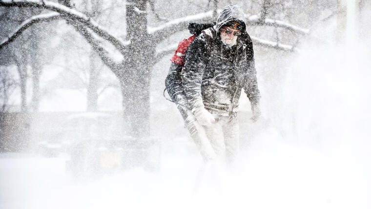 Jerry Gantz quita la nieve de un estacionamiento en Bowling Green, Kentucky, el lunes 16 de febrero de 2015, después de una fuerte tormenta invernal. (Foto: AP/Daily News, Miranda Pederson)