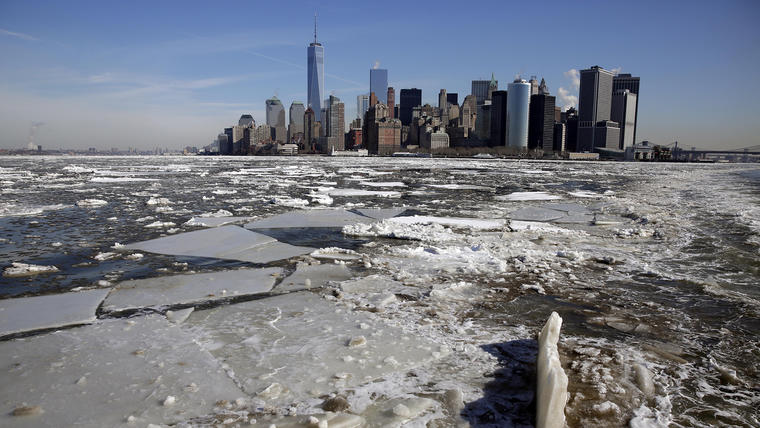 Hielo flota en la bahía de Nueva York cerca del bajo Manhattan. (Foto: AP/Richard Drew)