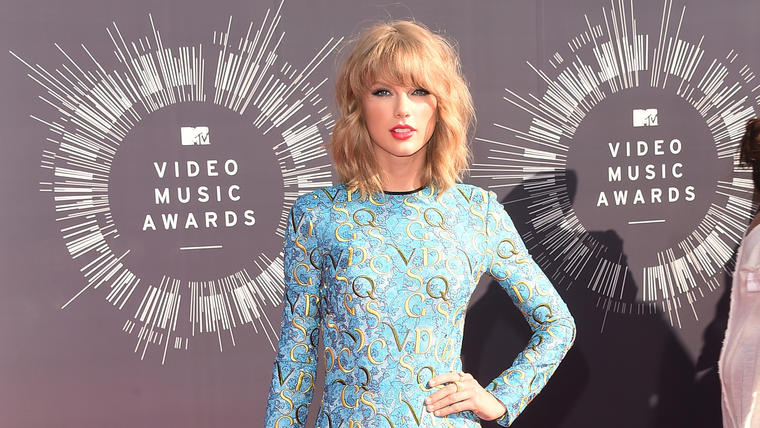 Taylor Swift llegando a los MTV Video Music Awards