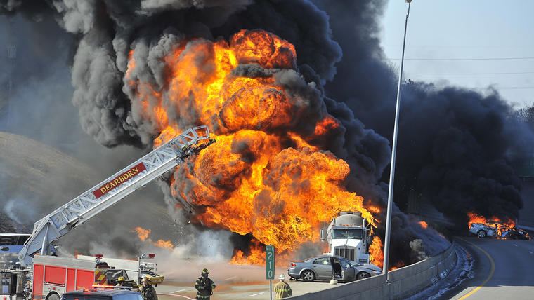 Bomberos de Dearborn, Michigan, observan un camión cisterna y a al menos otro automóvil, arder en llamas, en un tramo de la interestatal 94 en Dearborn, Michigan. (Foto: AP/Detroit News, Daniel Mears)