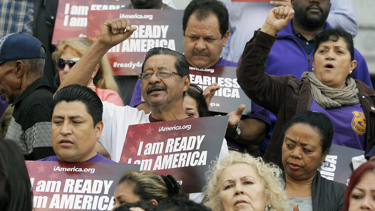 Activistas se manifiestan en favor de la acción ejecutiva del presidente Obama sobre inmigración. (Foto: AP/Nick Ut)