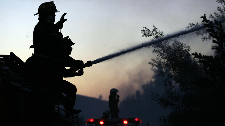Bomberos lanzan agua a un bosque en llamas. (Foto: AP/Luis Hidalgo)