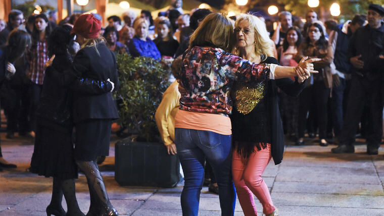 Mujeres bailan juntas en una plaza céntrica en Montevideo, Uruguay, el domingo 22 de marzo de 2015. Grupos defensores de los derechos humanos coordinaron el baile en protesta por lo que ocurrió en un evento en la misma plaza la semana pasada, cuando dos mujeres que bailaban juntas fueron expulsadas y se les dijo que las lesbianas y los gays no eran bienvenidos. (Foto: AP/Matilde Campodónico)