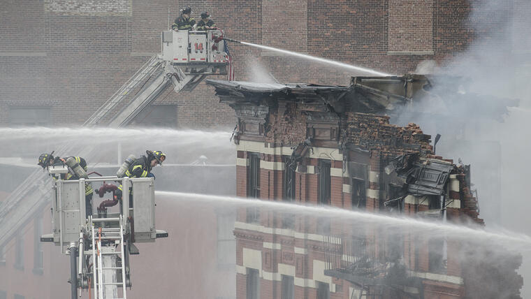 Los bomberos combaten un incendio en un edificio que se desplomó en el barrio East Village de Nueva York, el jueves 26 de marzo de 2015. (Foto: AP/John Minchillo)