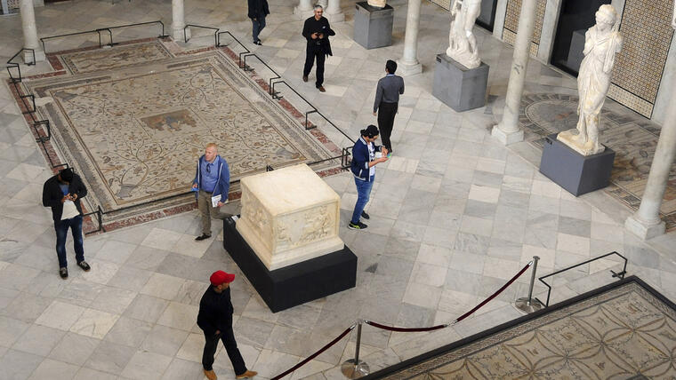 Visitantes recorren el Museo Nacional del Bardo el lunes 30 de marzo de 2015, en Túnez. (Foto: AP/Hassene Dridi)