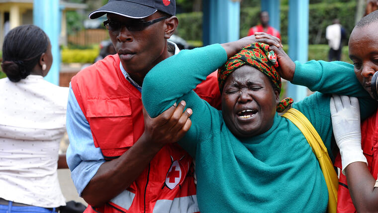 Personal de la Cruz Roja ayuda a una mujer tras ver el cadaver de un familiar abatido en el ataque a una universidad de Garissa. (Foto: AP)