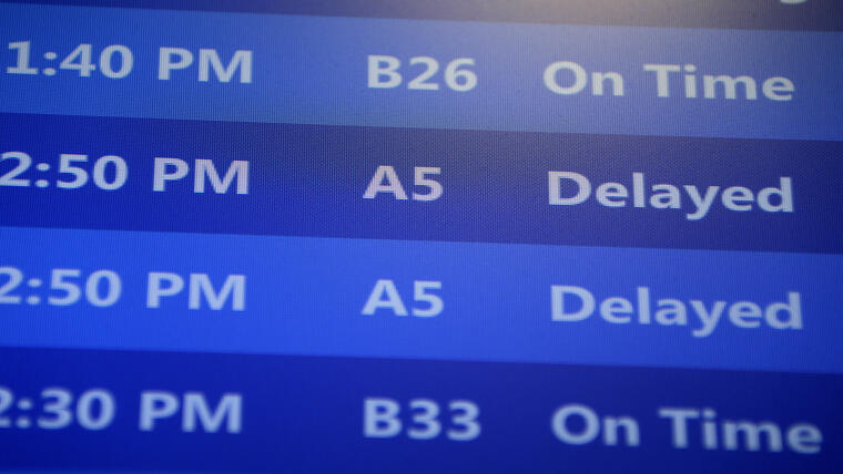 Una pantalla muestra dos vuelos retrasados ("delayed") en el aeropuerto internacional de Pittsburgh en Imperial, Pennsylvania. (Foto: AP/Gene J. Puskar)