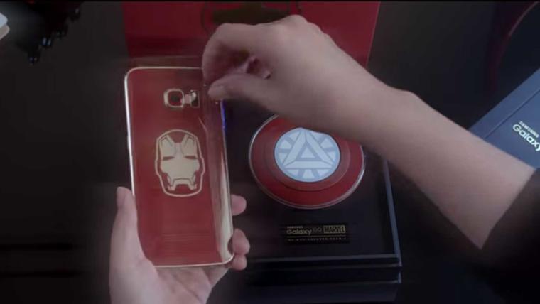 Persona destapa la caja en la que viene el celular de Samsung Galaxy Edge S6 de 'Iron Man'