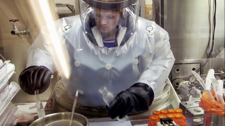 Científica trabaja con antrax en laboratorio en Utah