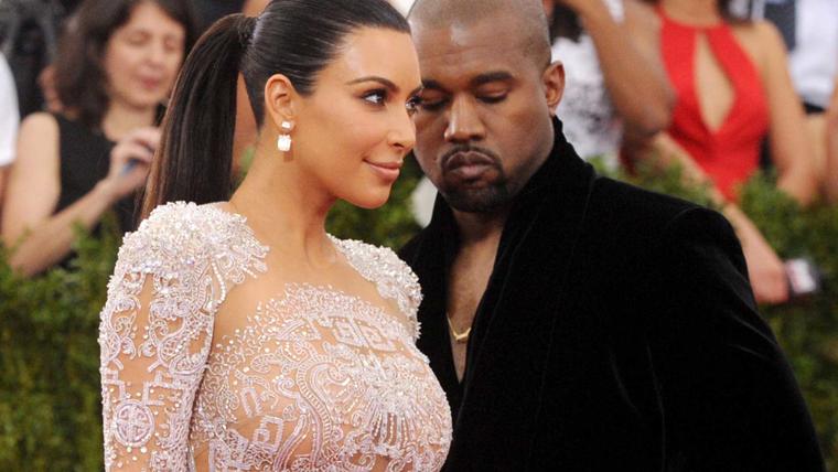 Kim Kardashian, a la izquierda, y Kanye West llegan a la gala del Instituto del Traje del Museo Metropolitano de Nueva York