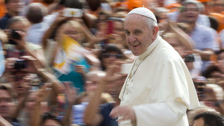 El papa Francisco saluda a los fieles a su llegada a la Plaza de San Pedro en el Vaticano. 