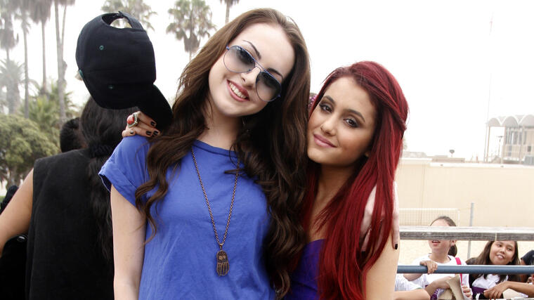 Ariana Grande junto a Elizabeth Gillies en 2010