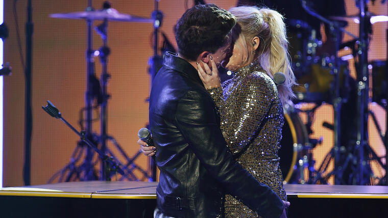 Charlie Puth y Meghan Trainor se besan en los  American Music Awards 2015