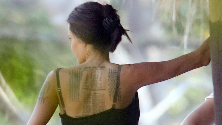 Angelina Jolie exhibe 3 tatuajes nuevos