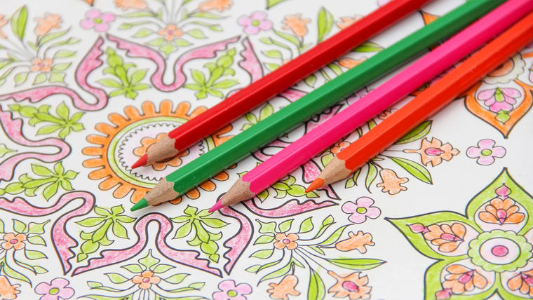 Libro de colorear de mandalas con lápices de colores