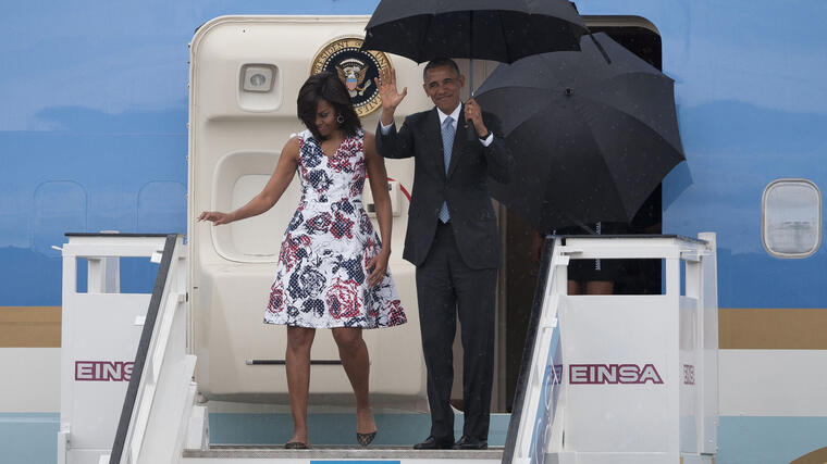 Michelle Obama bajando del avión a su llegada a Cuba