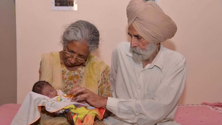 Pareja hindú que se convirtieron en padres después de los 70 años de edad
