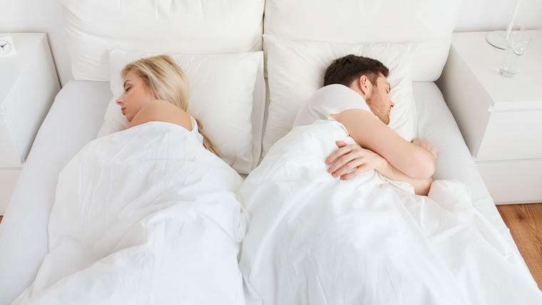 Las personas infieles prefieren dormir del lado derecho de la cama, según  un estudio