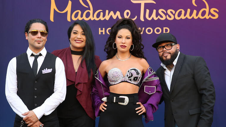 Figura de cera de Selena Quintanilla junto a Suzette, AB y Chris Perez