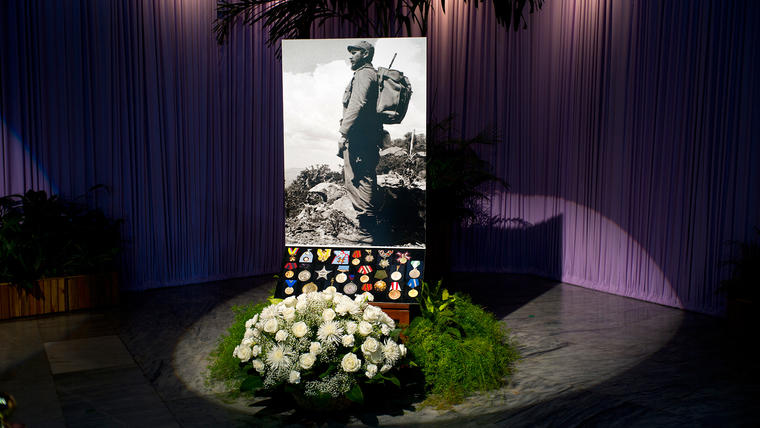 Un retrato de Fidel Castro, sus medallas y flores presiden el altar al cual se le rinde homenaje en La Habana.