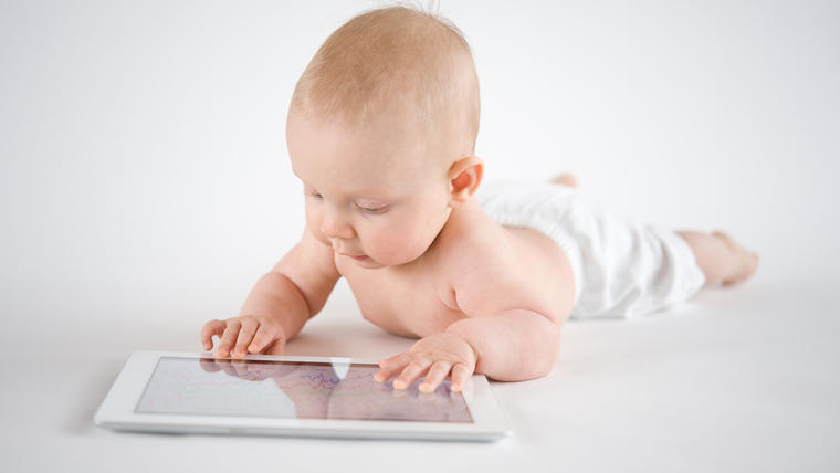 Cuánto tiempo es recomendable que los bebés menores a dos años jueguen con  las pantallas?