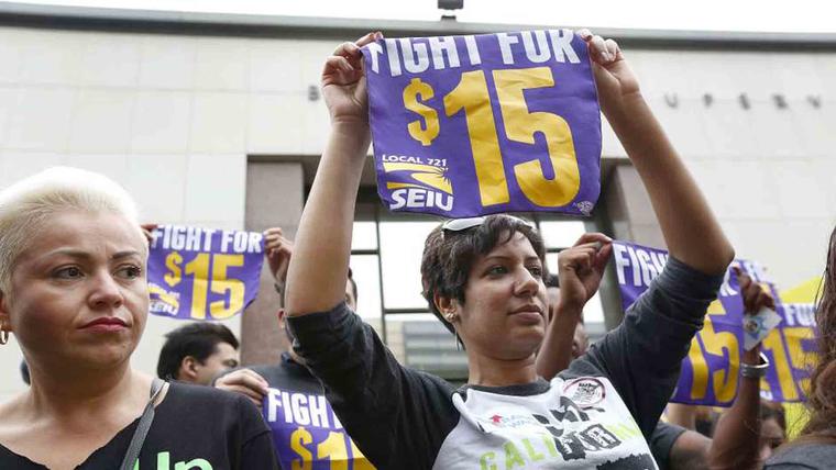 Fotografía de archivo de una protesta para pedir un aumento del salario a 15 dólares por hora como mínimo en todo el país.