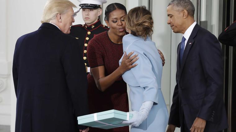 Michelle Obama recibiendo a Melania Trump en la Casa Blanca