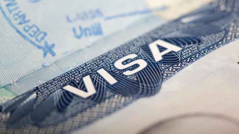 Parte de la hoja de un pasaporte con una visa de EEUU