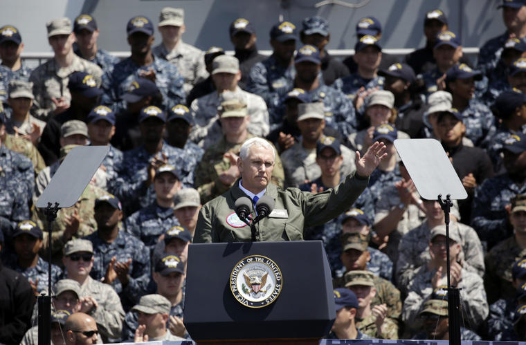 El vicepresidente de Estados Unidos, Mike Pence (delante), saluda a sodados estadounidenses y miembros de las fuerzas se autodefensa japonesas en el portaaviones USS Ronald Reagan, en la base aérea de la Marina de Estados Unidos al sur de Tokio