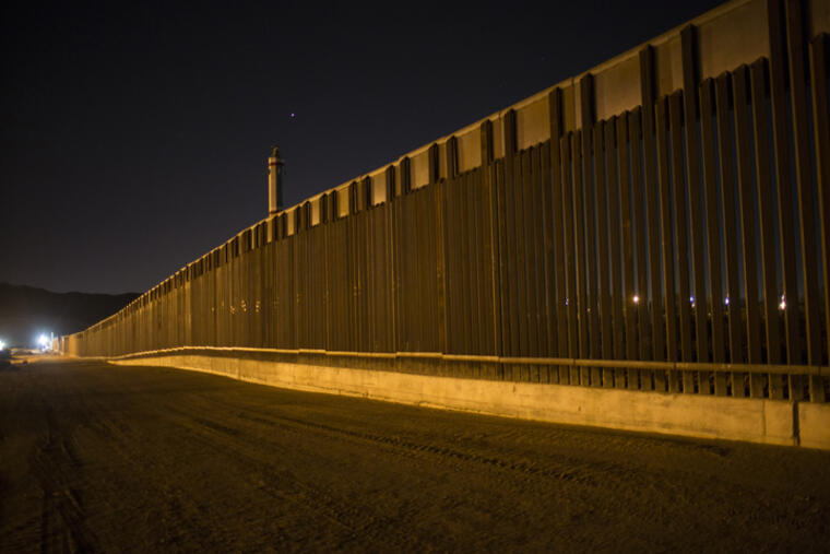 En esta imagen del 30 de marzo de 2017, se ve una porción de la nueva cerca de acero que se extiende a lo largo de la frontera entre Estados Unidos y México en Sunland Park, Nuevo México. 