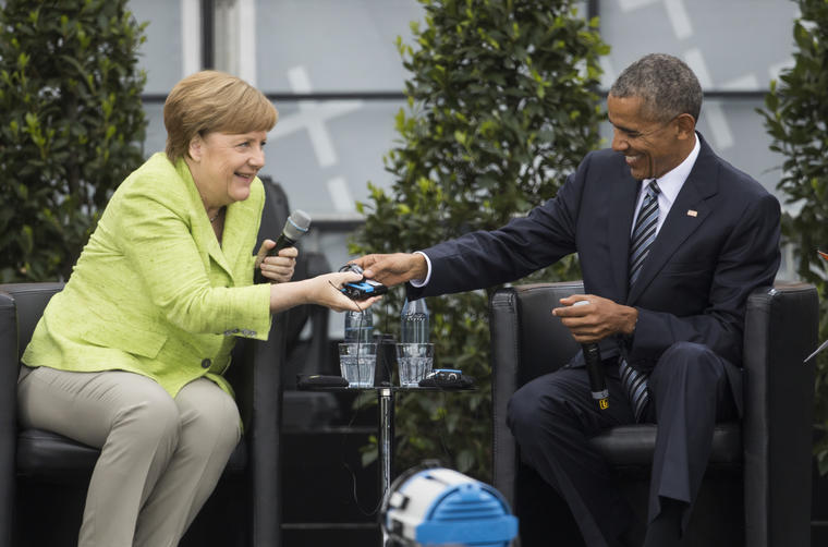 El ex presidente Barack Obama con la canciller de Alemania, Angela Merkel, el 25 de mayo del 2017 en Berlín 