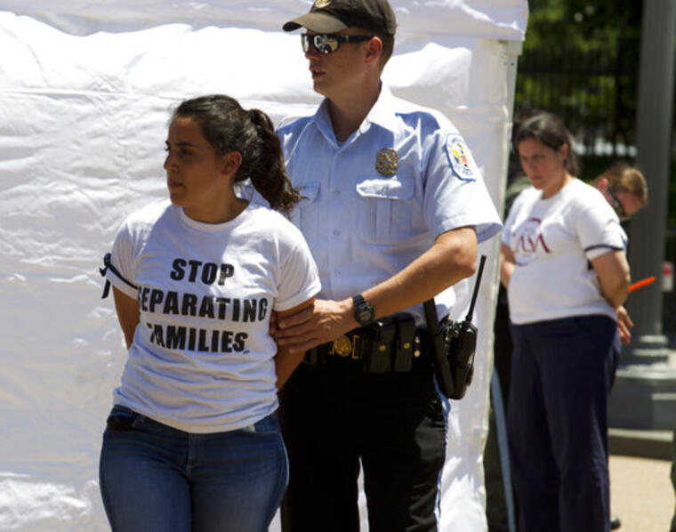 Una mujer es arrestada en una protesta contra las deportaciones frente a la Casa Blanca el 1 de junio de 2017. 