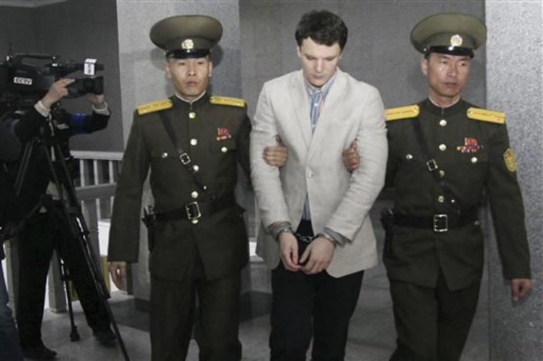 El estudiante estadounidense Otto Warmbier durante su traslado a la Corte Suprema de Pyongyang el 16 de marzo de 2016. 