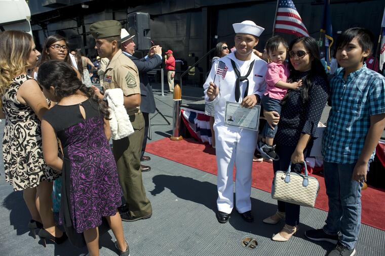 Ceremonia de naturalización para personal militar estadounidense nacido en el extranjero