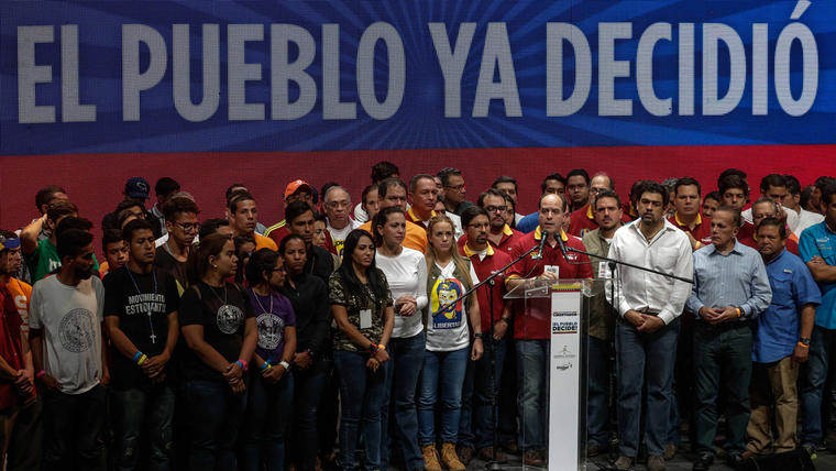 El presidente de la Asamblea Nacional, el diputado Julio Borges, acompañado por diputados y dirigentes de la Mesa de la Unidad (MUD) habla tras conocerse los resultados de la consulta opositora en Caracas (Venezuela).