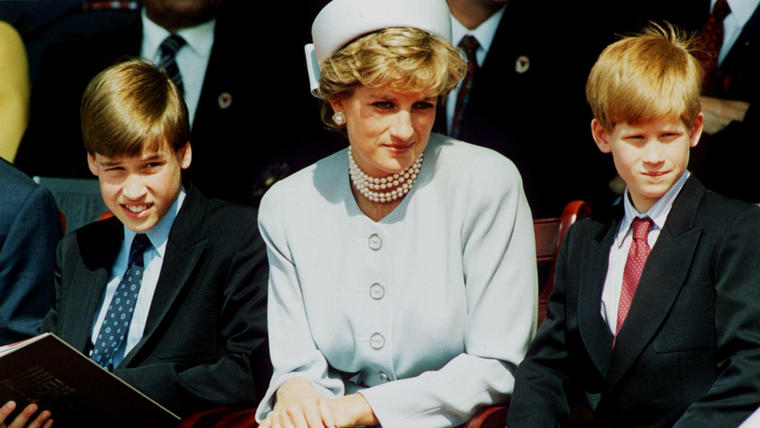 Princesa Diana y sus hijos sentados