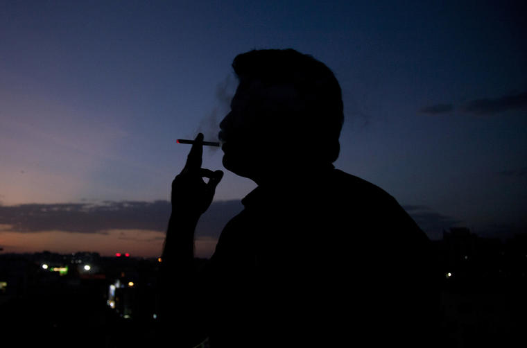 Un hombre fumando en mayo en India. 
