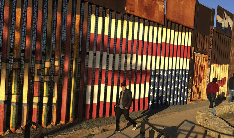 Un graffiti en el muro de la frontera de Tijuana en enero.