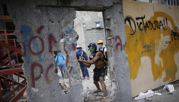 Un hombre rompe un muro durante una protesta contra la Asamblea Constituyente el 4 de agosto en Caracas.  