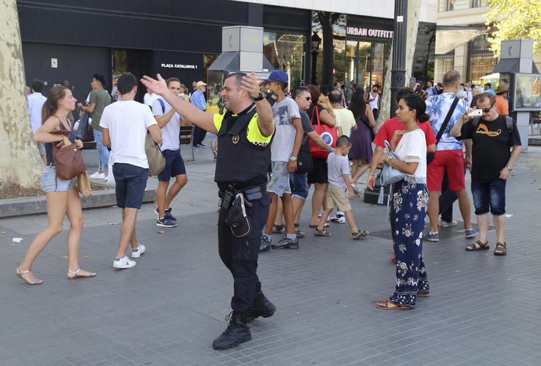 La policía dispersa a la gente en el distrito Las Ramblas de Barcelona, escenario de un ataque terrorista con una camioneta