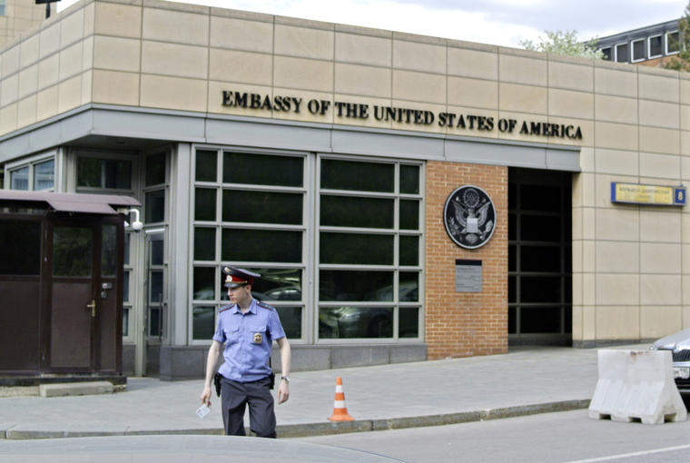 Fotografía de archivo del 14 de mayo de 2013 de un policía ruso frente a una de las entradas de la embajada de Estados Unidos en Moscú. 